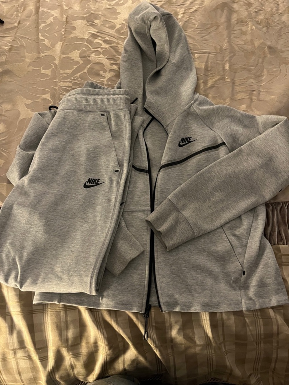 Nike Light Gray Hooded Zip Jacket and Sweatpants Set